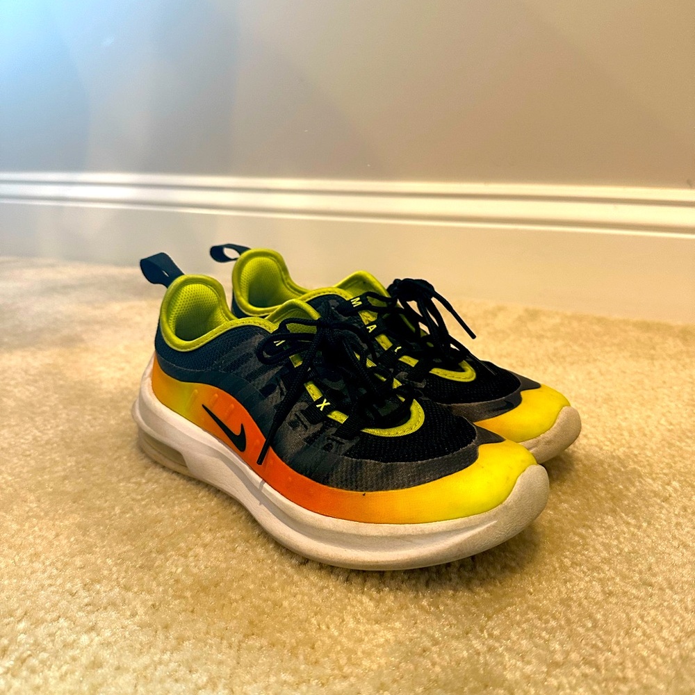 Nike Air Max Axis Sneaker